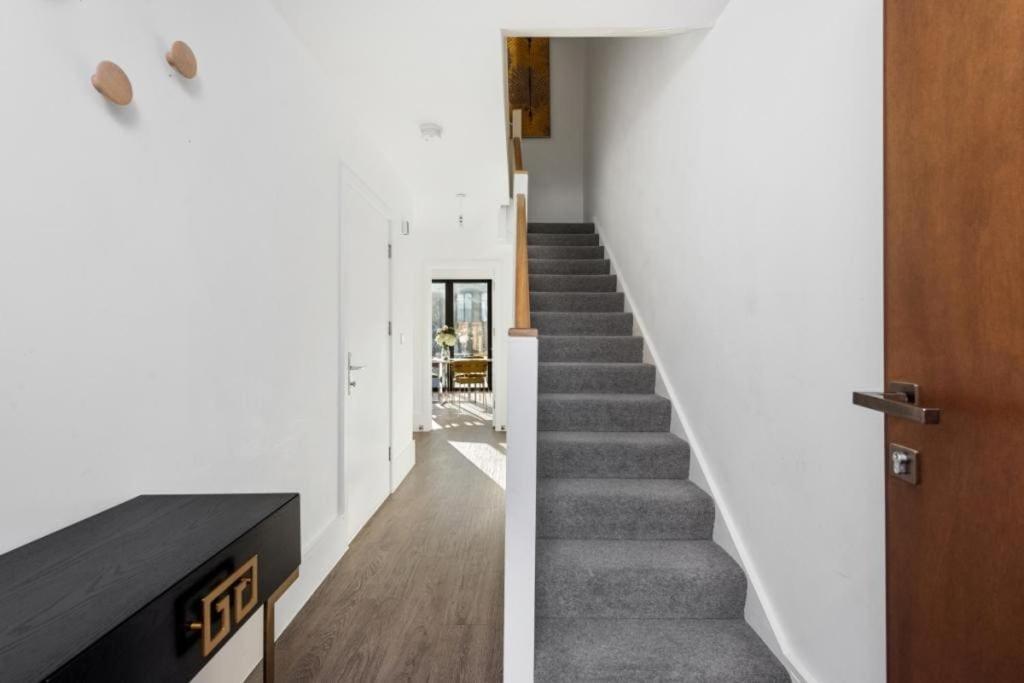 ヘンドン Amazing New Built Townhouse With Garden In Londonヴィラ エクステリア 写真