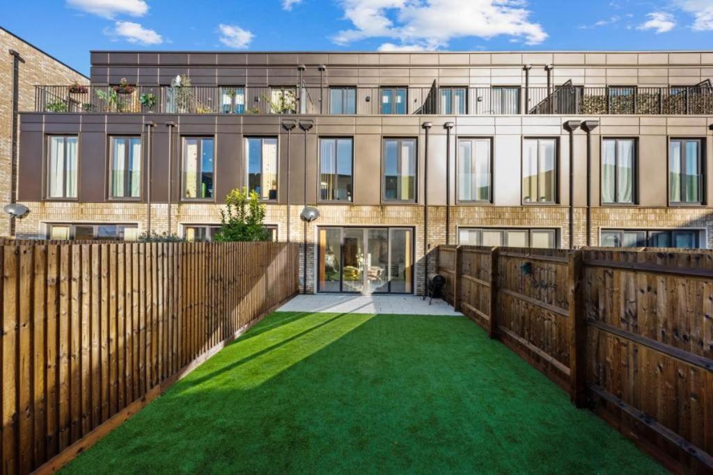 ヘンドン Amazing New Built Townhouse With Garden In Londonヴィラ エクステリア 写真
